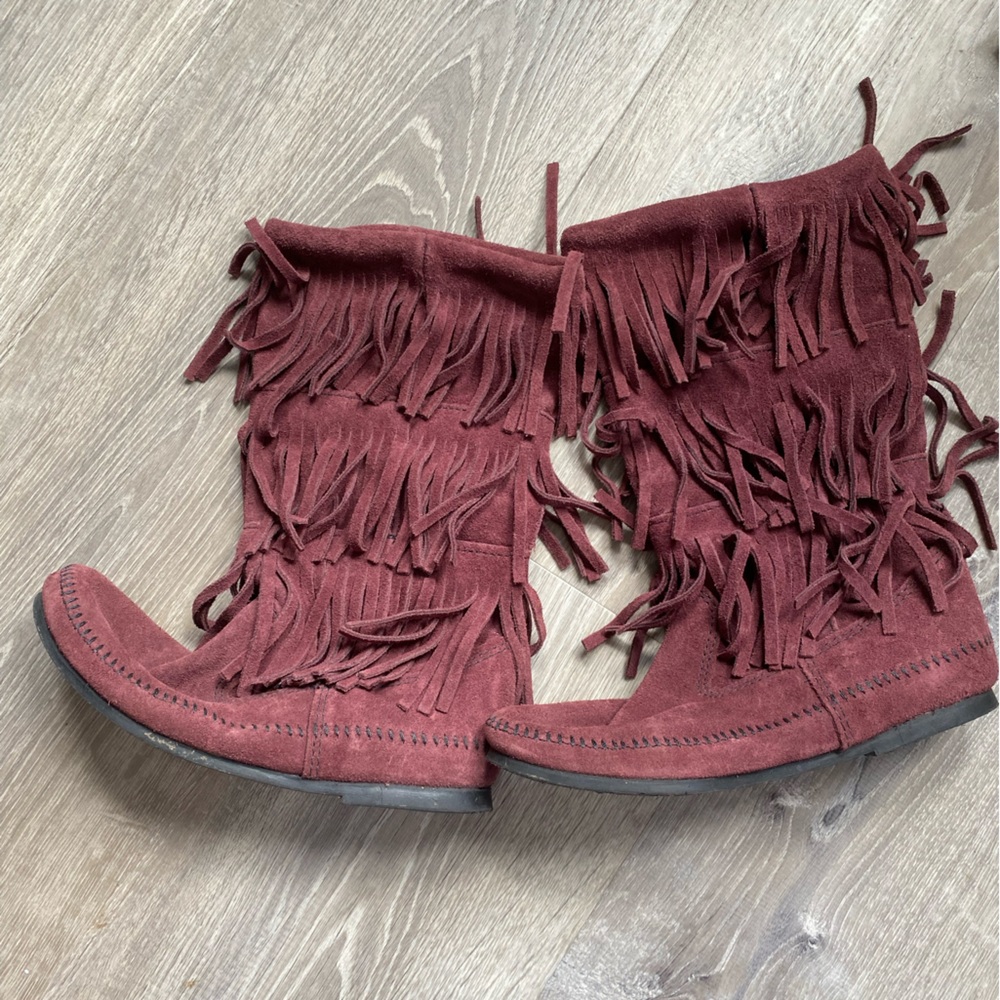 Gently worn suede Minnetonka Fringe Vintage boots in Burgundy